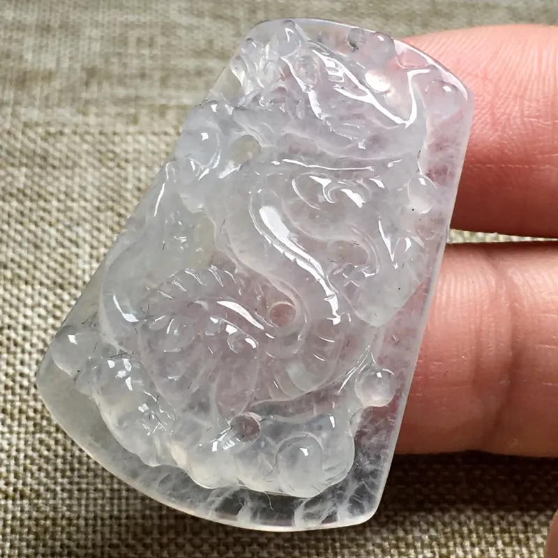 【冰种龙牌挂件,玉质细腻,料子干净,莹润光泽,冰润通透,水头足,雕刻精细,寓意:龙马精神,尺寸:38.4*26.3*5.2】图5