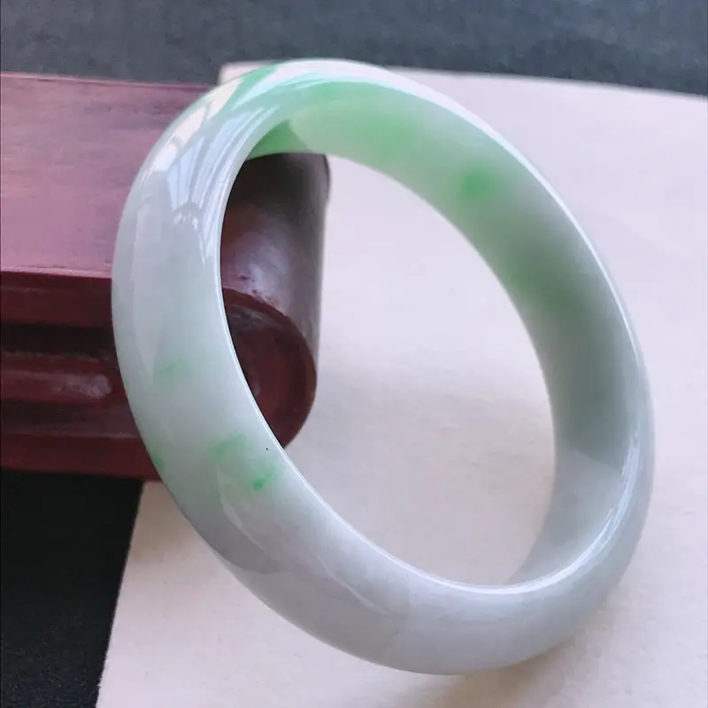 飘绿正圈手镯53-54圈品相清爽优雅，佩戴效果更佳。尺寸：53.9/13.8/7.1mm
