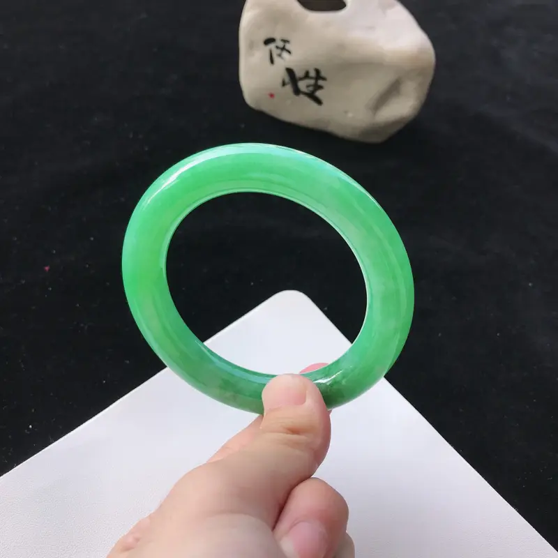 【圈口:57.4mm天然翡翠A货细糯种满绿色圆条手镯,尺寸57.4*11.8mm,玉质细腻,种水好,底色好,上手效果漂亮】图6