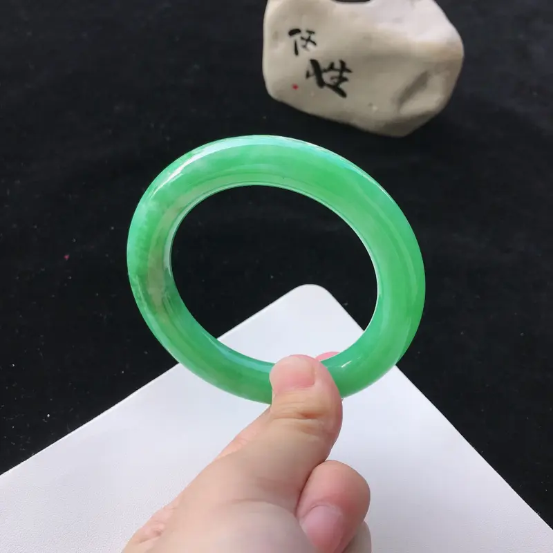 【圈口:57.4mm天然翡翠A货细糯种满绿色圆条手镯,尺寸57.4*11.8mm,玉质细腻,种水好,底色好,上手效果漂亮】图5