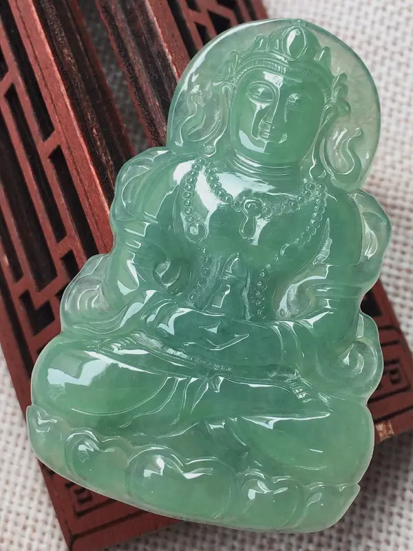 【冰带底色度母挂件,面相慈祥,底色漂亮,玉质细腻,莹润光泽,料子干净,尺寸:58.3*37*5】图2