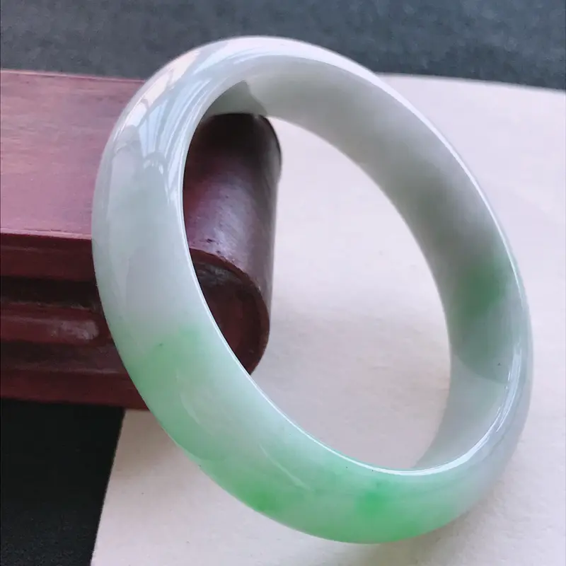 飘绿正圈手镯53-54圈品相清爽优雅，佩戴效果更佳。尺寸：53.9/13.8/7.1mm