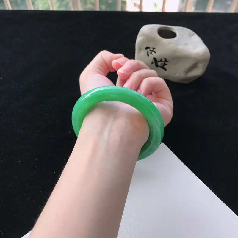 【圈口:57.4mm天然翡翠A货细糯种满绿色圆条手镯,尺寸57.4*11.8mm,玉质细腻,种水好,底色好,上手效果漂亮】图7