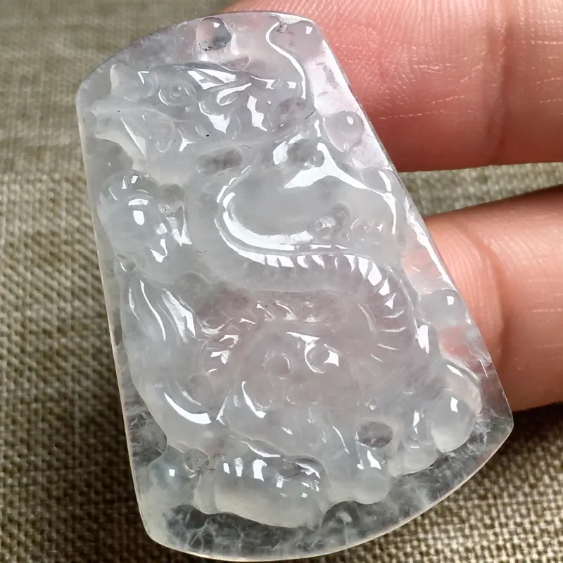 【冰种龙牌挂件,玉质细腻,料子干净,莹润光泽,冰润通透,水头足,雕刻精细,寓意:生意兴隆,尺寸:36.1*25*5,7】图4