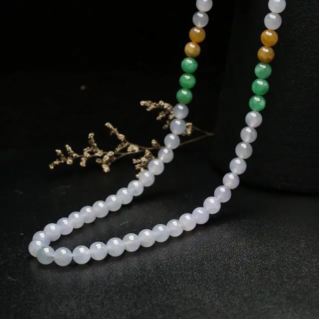 天然翡翠珠链，共108颗翡翠珠子，取其中一颗珠尺寸大约6.4mm，珠子饱满圆润，色泽清爽淡雅，靓丽秀气，佩戴效果高贵优雅，有天然杂质，配珠为饰品珠。