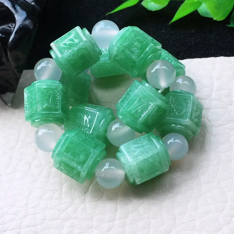 精雕六字真言玉手链 种老水足，料子水润冰透，胶感十足，底色清爽靓丽，雕工精细，线条流畅，上身佩戴优雅大气！配珠为装饰珠！尺寸:12.3*11.4mm