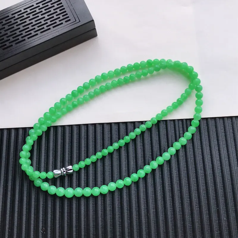 天然翡翠A货糯化种满绿圆珠项链 总长550mm，珠5mm玉质细腻，种水好 上身效果漂亮