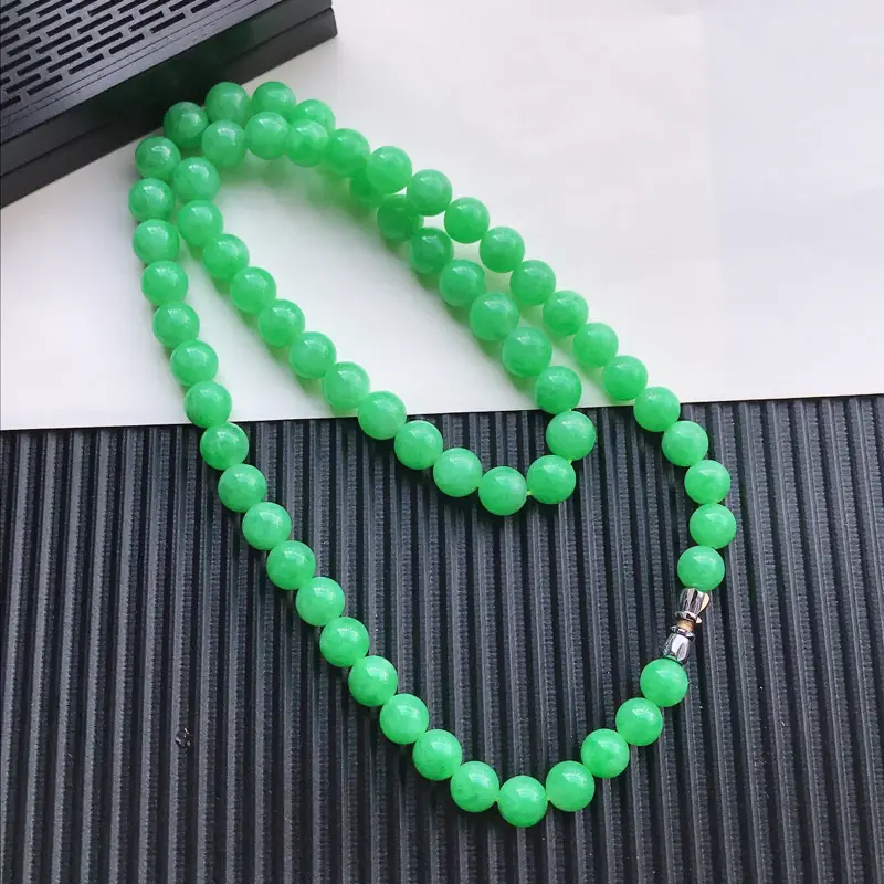 天然翡翠A货糯化种满绿圆珠项链，总长550mm，珠9mm玉质细腻，种水好 上身效果漂亮