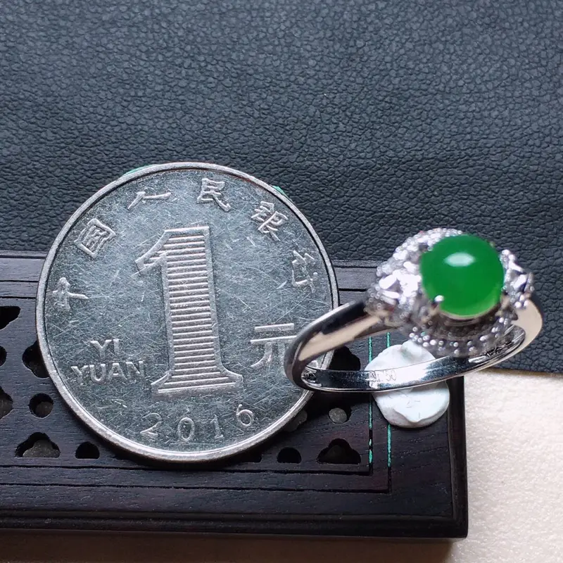 缅甸翡翠17圈口18k金伴钻镶嵌满绿蛋面戒指，自然光实拍，颜色漂亮，玉质莹润，佩戴佳品，内径：17.2mm(可免费改圈口大小)，裸石尺寸 ：5.7*5.7*3.3mm，重2.55克