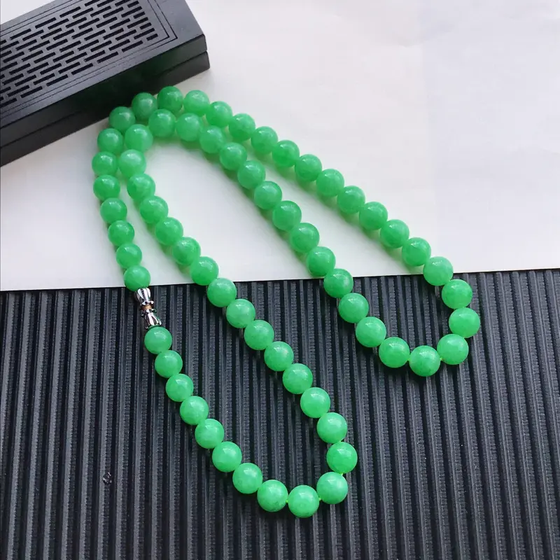 天然翡翠A货糯化种满绿圆珠项链，总长550mm，珠9mm玉质细腻，种水好 上身效果漂亮