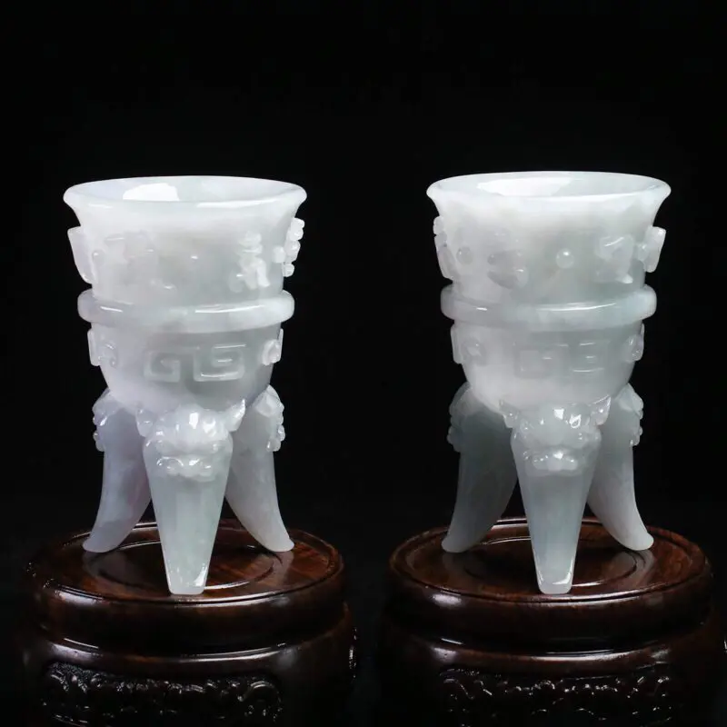 仿古三脚杯翡翠小摆件一对，雕工精细，立体生动形象，取其中一尺寸：87*53.7mm，配送精美底座、礼盒。