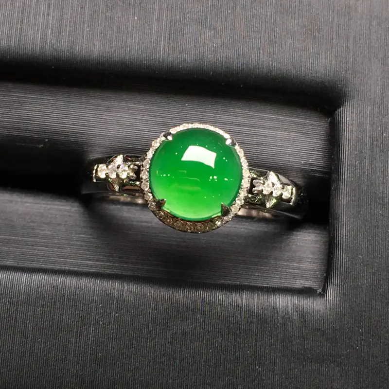 阳绿蛋面戒指，18k金豪华镶钻，无纹无裂，种好色好，质量杠杠的，性价比超高