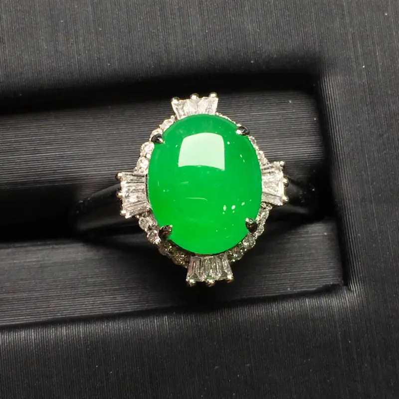 阳绿蛋面女戒指，18k金豪华镶钻，无纹无裂，种好色好，质量杠杠的，性价比超高