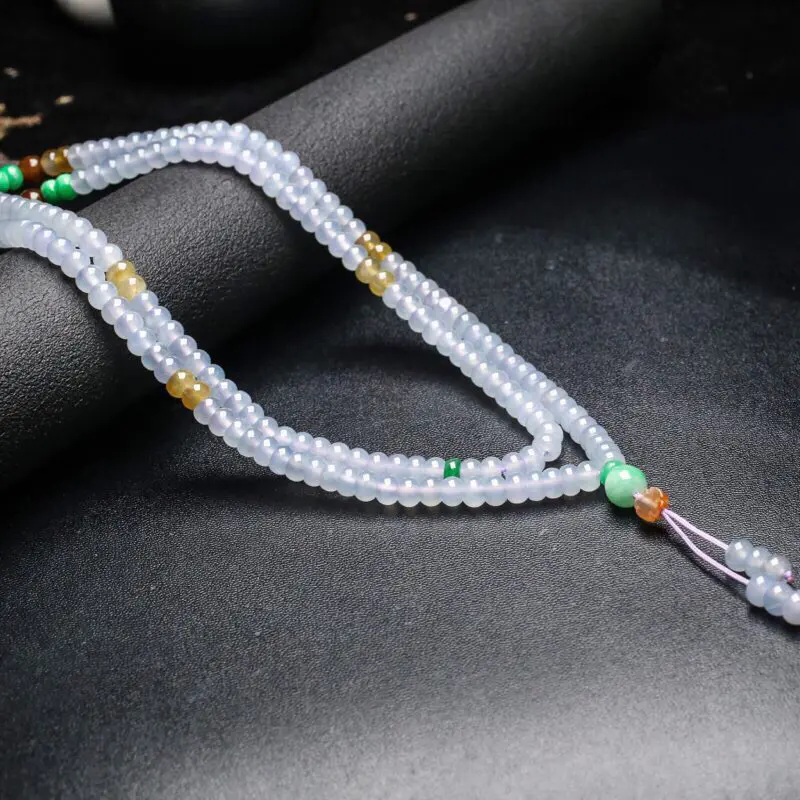三彩翡翠珠链。共188颗珠子，取其中一颗珠尺寸大约5.9*4mm，珠子实物漂亮，清秀高雅，莹润光泽，佩戴效果优雅大方。