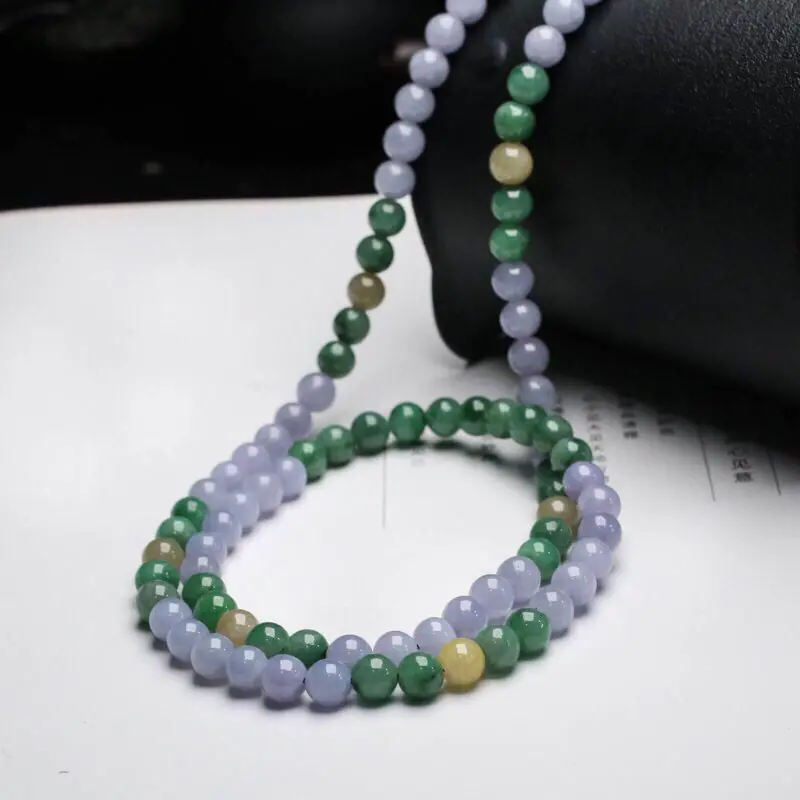 三彩翡翠圆珠珠链。共110颗珠子，取其中一颗珠直径大约6.7mm，珠子玉质莹润，清秀高雅，实物漂亮，有天然杂质，佩戴效果时尚漂亮，配珠为饰品珠。