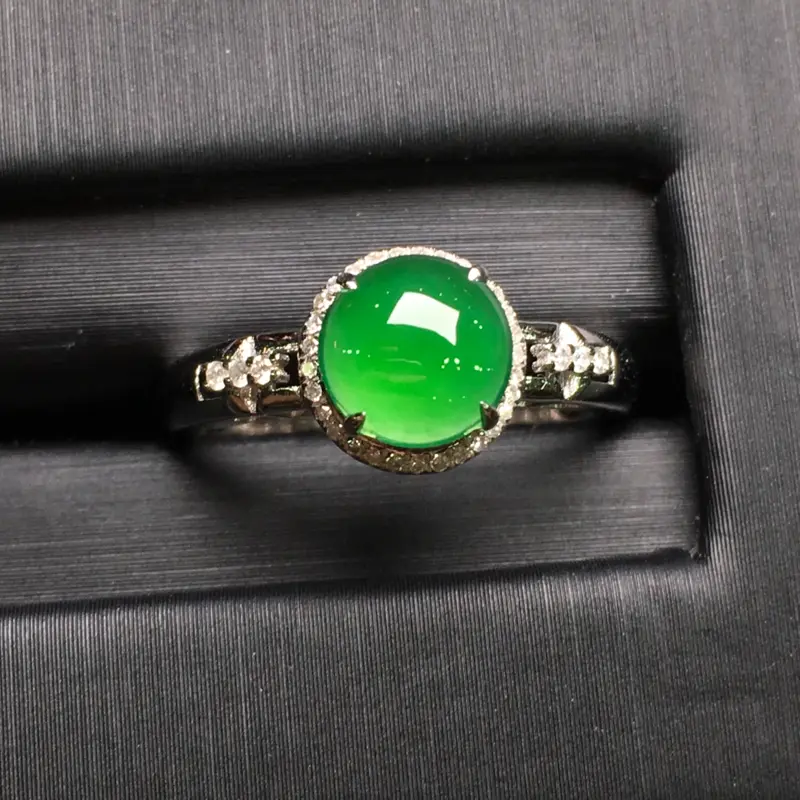 阳绿蛋面戒指，18k金豪华镶钻，无纹无裂，种好色好，质量杠杠的，性价比超高