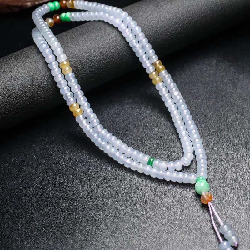 三彩翡翠珠链。共188颗珠子，取其中一颗珠尺寸大约5.9*4mm，珠子实物漂亮，清秀高雅，莹润光泽，佩戴效果优雅大方。