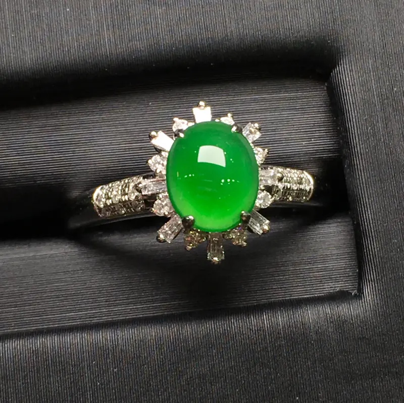 阳绿蛋面女戒指，18k金豪华镶钻，无纹无裂，种好色好，质量杠杠的，性价比超高