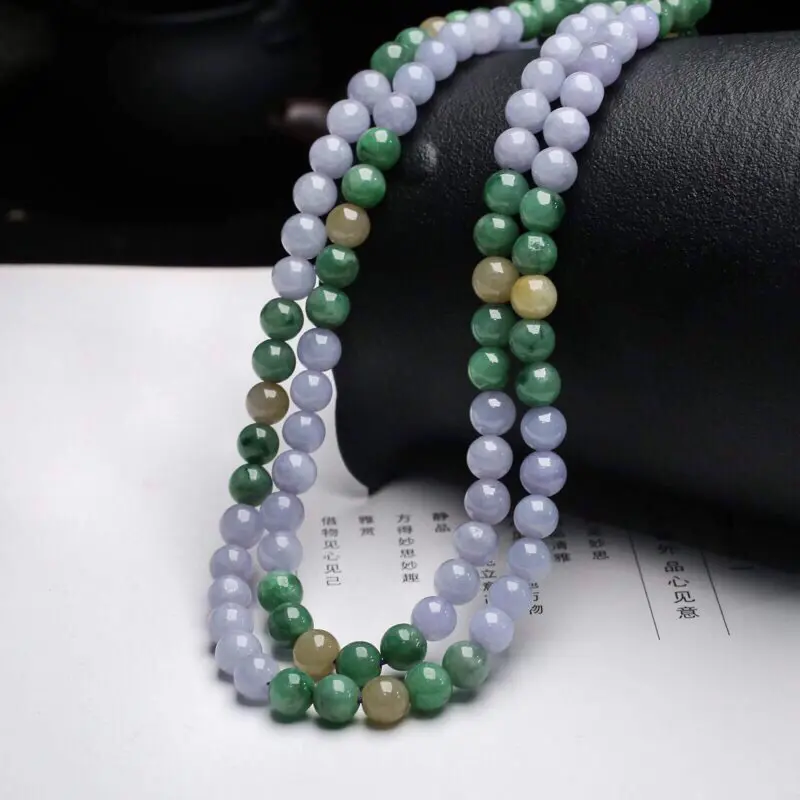 三彩翡翠圆珠珠链。共110颗珠子，取其中一颗珠直径大约6.7mm，珠子玉质莹润，清秀高雅，实物漂亮，有天然杂质，佩戴效果时尚漂亮，配珠为饰品珠。