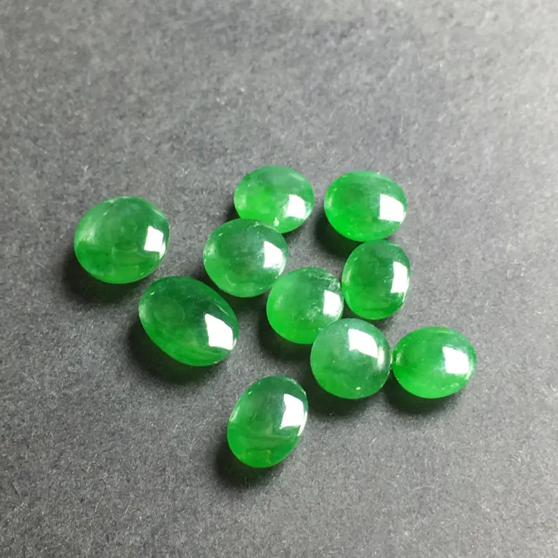 【月底回馈】绿色蛋面裸石，底子细腻，色泽漂亮，干净起光，没有裂，可镶嵌成手链、项链或其他款式。尺寸：6.5-3.5  7.3-5.4-3.0