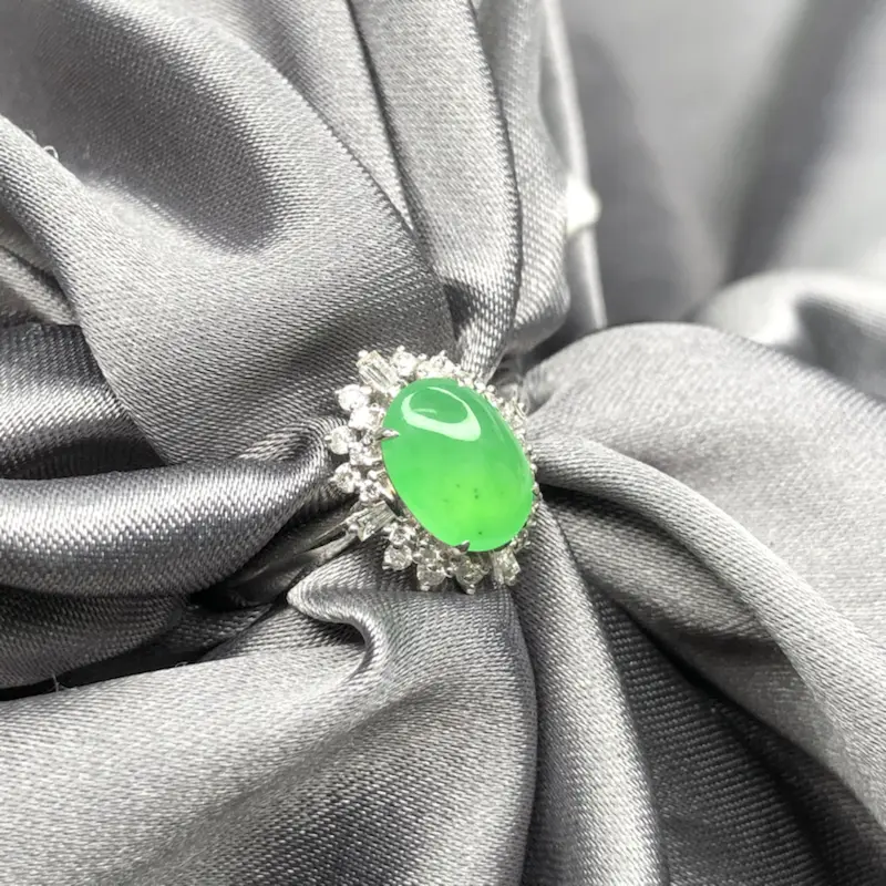 18k金设计款镶嵌甜阳绿蛋面戒指，冰透水润，起胶起荧光，细腻饱满，高贵优雅迷人。整体尺寸：12.7*10.3*7.6