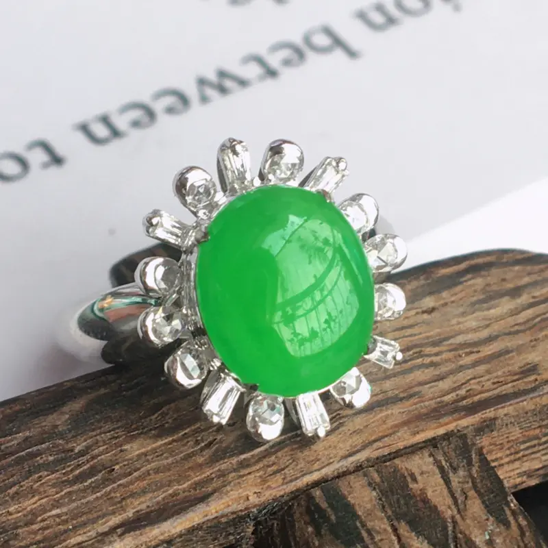天然翡翠A货糯化种18k金伴钻镶嵌满绿蛋面戒指，镶嵌尺寸:17.4/15.7/8.9mm，玉质细腻，颜色鲜艳，上手效果好