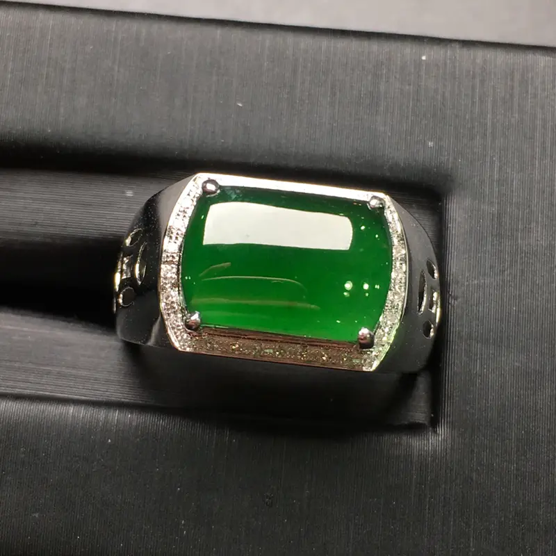 辣绿马鞍男戒指，18k金豪华镶钻，无纹无裂，种好色好，质量杠杠的，性价比超高