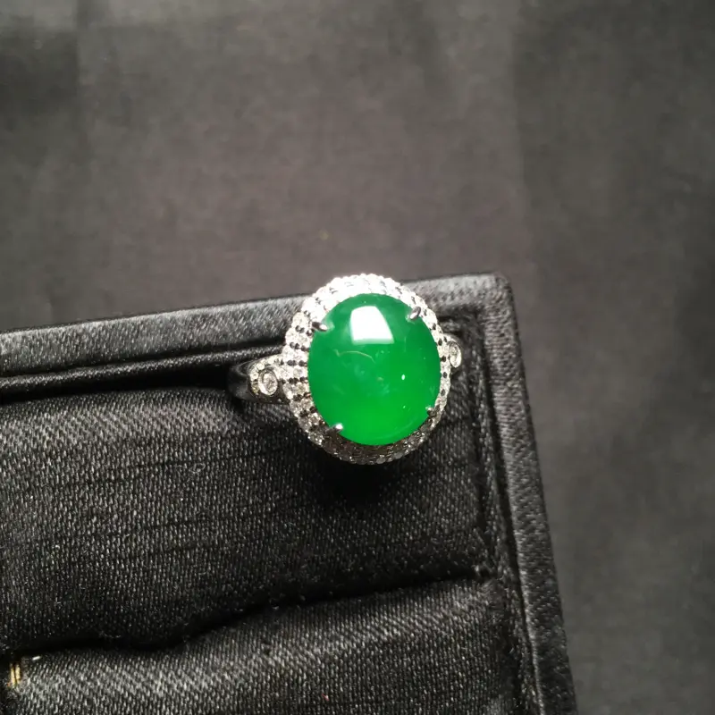 满绿蛋面戒指，18K金镶嵌，无纹无裂，玉质细腻，质量杠杠的，性价比超高。