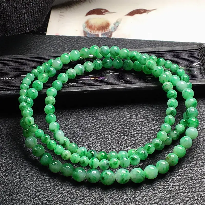 好漂亮的绿圆珠项链，圆珠尺寸3.3-4.2mm，可做项链手链两种戴法，非常大气，耐看，送礼或自留佳选，值得拥有
