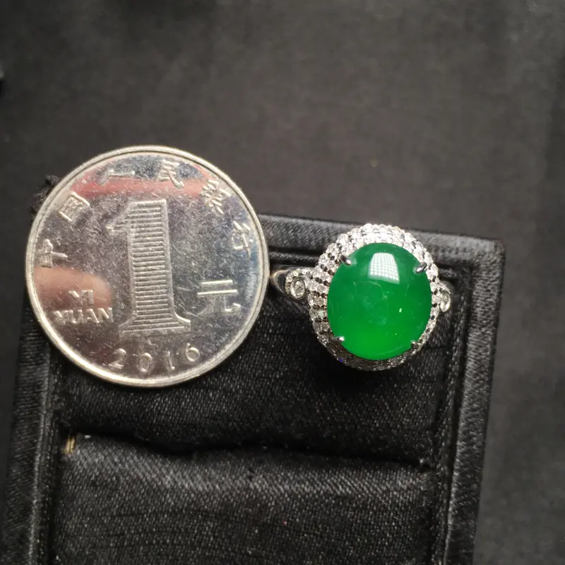 满绿蛋面戒指，18K金镶嵌，无纹无裂，玉质细腻，质量杠杠的，性价比超高。
