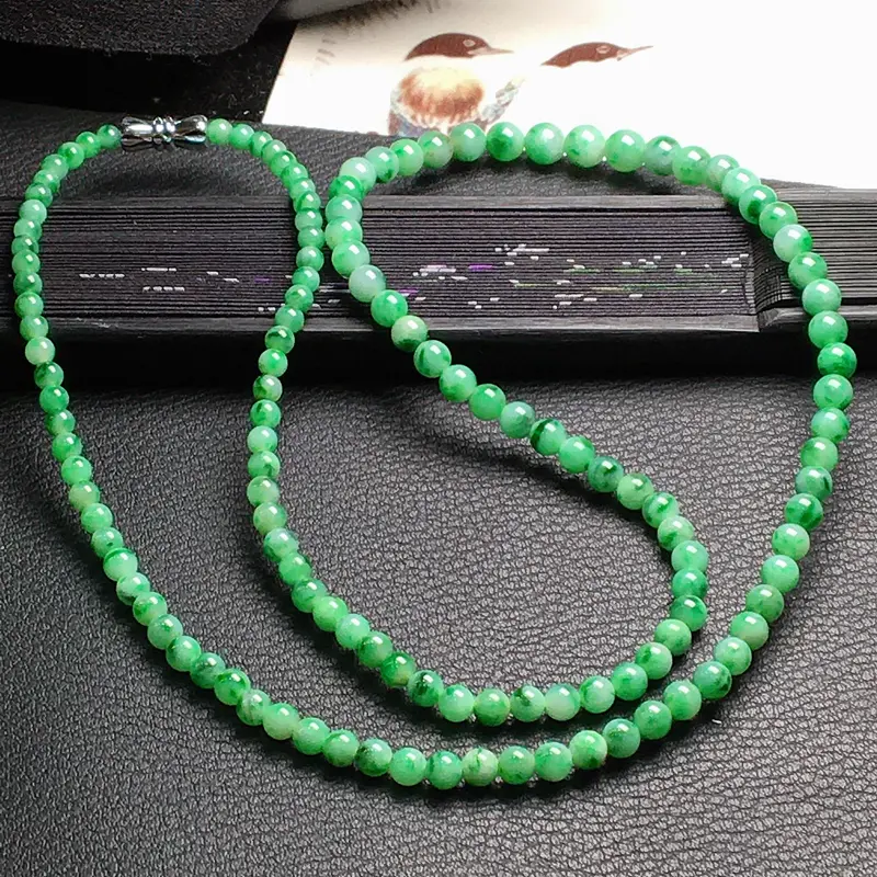 好漂亮的绿圆珠项链，圆珠尺寸3.3-4.2mm，可做项链手链两种戴法，非常大气，耐看，送礼或自留佳选，值得拥有