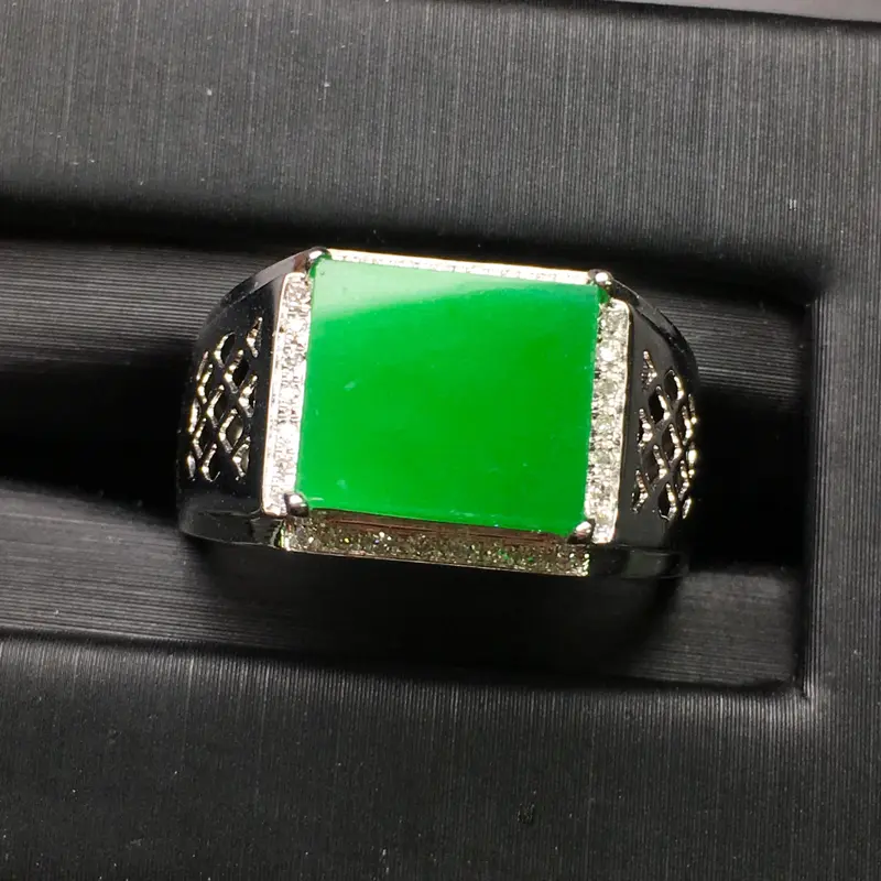 阳绿马鞍男戒指，18k金豪华镶钻，无纹无裂，种好色好，质量杠杠的，性价比超高