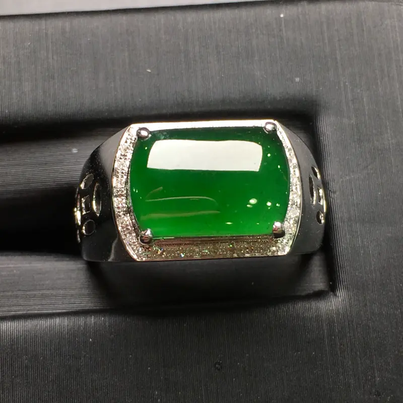 辣绿马鞍男戒指，18k金豪华镶钻，无纹无裂，种好色好，质量杠杠的，性价比超高