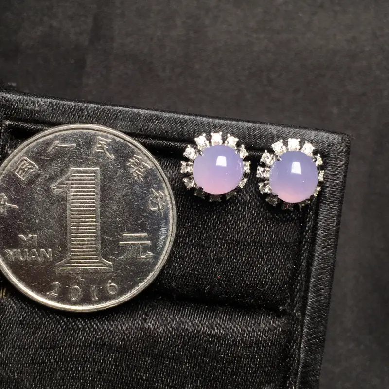 紫罗兰蛋面耳钉，18K金镶嵌，无纹无裂，玉质细腻，质量杠杠的，性价比超高。