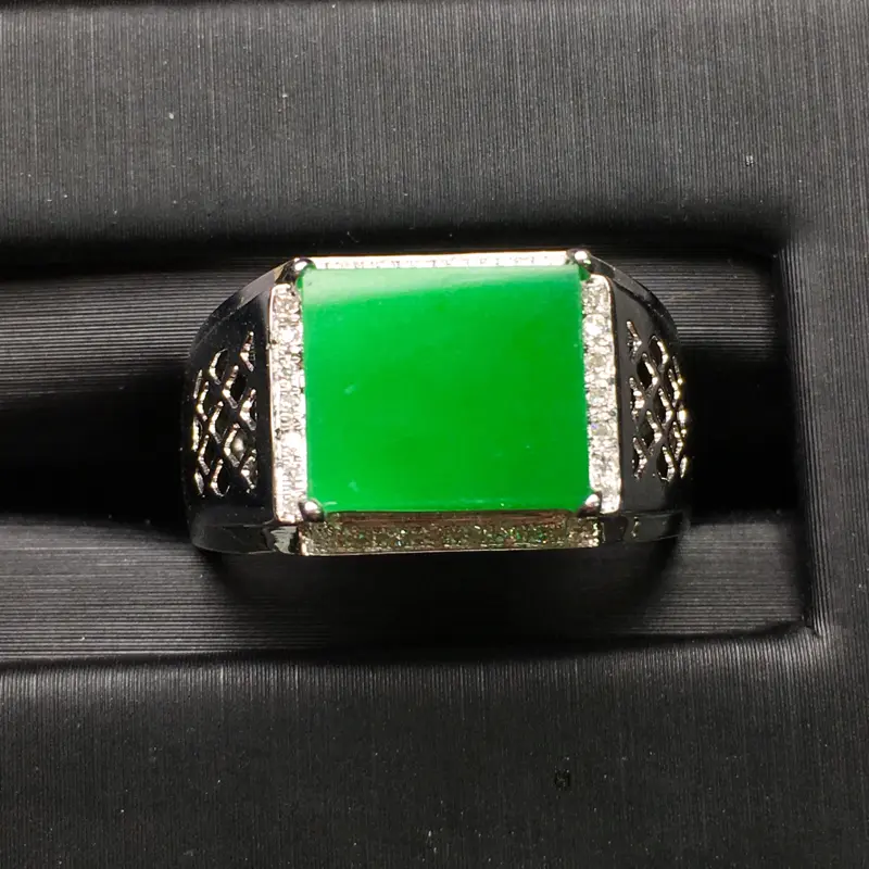 阳绿马鞍男戒指，18k金豪华镶钻，无纹无裂，种好色好，质量杠杠的，性价比超高