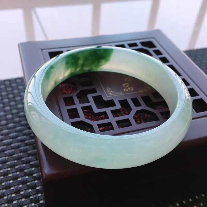 天然翡翠手镯，圈口57.2，料子种水好飘绿，条形饱满水头足