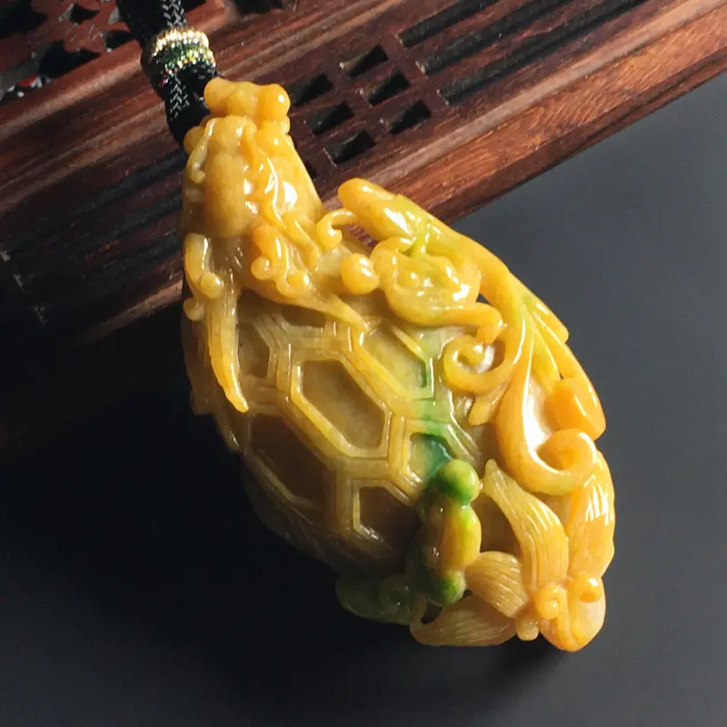 细豆种黄加绿龙龟吊坠 尺寸68-35-22毫米 色彩艳丽 雕工精湛