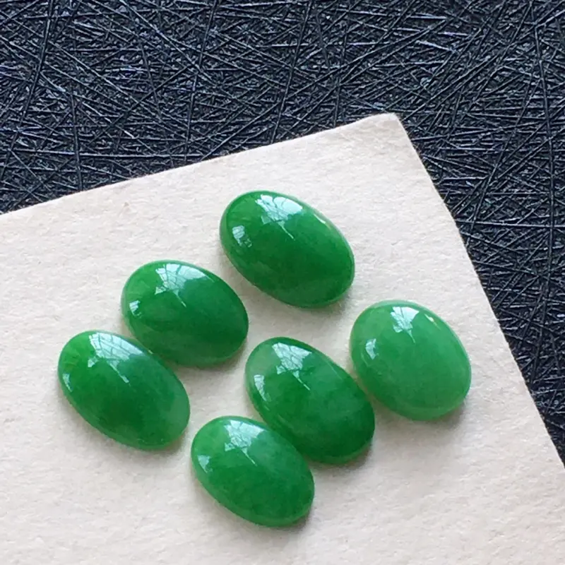 翡翠满绿蛋面戒面，种水好玉质细腻温润，颜色漂亮，镶嵌后更好看。尺寸：取大 9.0*6.1*3.1mm 取小 8.0*5.5*2.1mm 所有一起重：1.52克