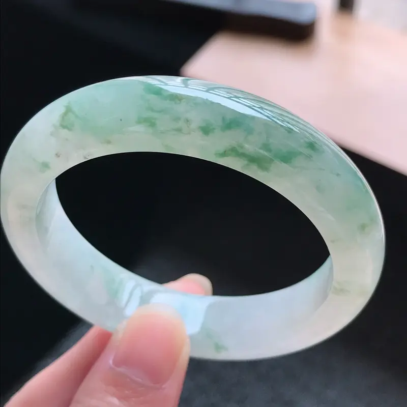【天然翡翠A货,糯化种水润飘花正圈手镯,圈口50.5/12.8/8.0,玉质细腻水润,颜色漂亮,上手高档大方上档次】图7