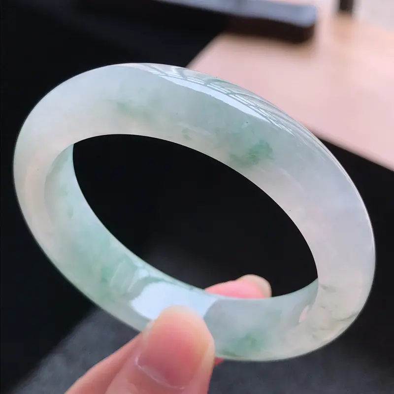 【天然翡翠A货,糯化种水润飘花正圈手镯,圈口50.5/12.8/8.0,玉质细腻水润,颜色漂亮,上手高档大方上档次】图3