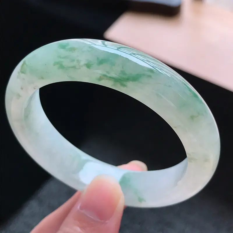 【天然翡翠A货,糯化种水润飘花正圈手镯,圈口50.5/12.8/8.0,玉质细腻水润,颜色漂亮,上手高档大方上档次】图5