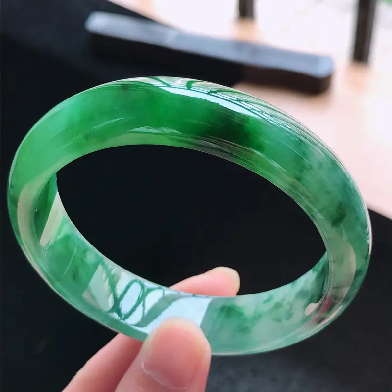 【天然翡翠A货,老坑糯种水润辣绿飘花正圈手镯,圈口58.0/14.6/7.6,玉质细腻水润,颜色漂亮,上手高档大方上档次】图9