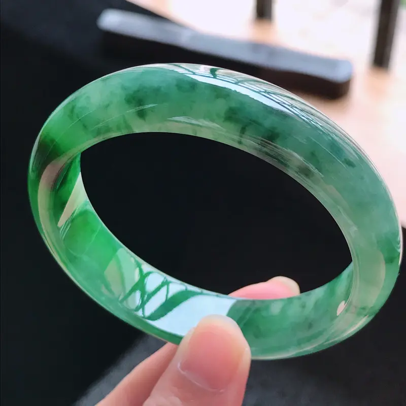 【天然翡翠A货,老坑糯种水润辣绿飘花正圈手镯,圈口58.0/14.6/7.6,玉质细腻水润,颜色漂亮,上手高档大方上档次】图8