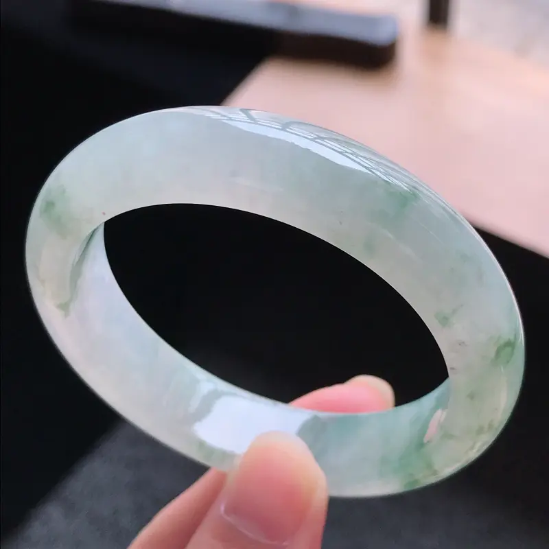 【天然翡翠A货,糯化种水润飘花正圈手镯,圈口50.5/12.8/8.0,玉质细腻水润,颜色漂亮,上手高档大方上档次】图6