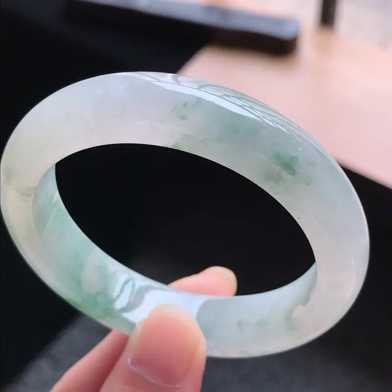 【天然翡翠A货,糯化种水润飘花正圈手镯,圈口50.5/12.8/8.0,玉质细腻水润,颜色漂亮,上手高档大方上档次】图8