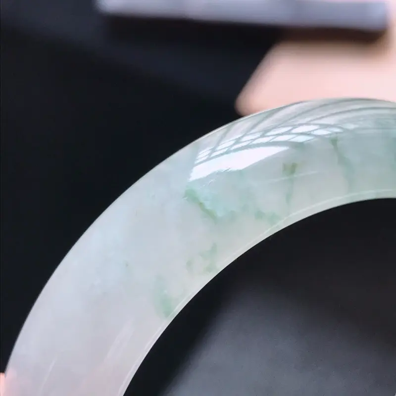 【天然翡翠A货,糯化种水润飘花正圈手镯,圈口50.5/12.8/8.0,玉质细腻水润,颜色漂亮,上手高档大方上档次】图10