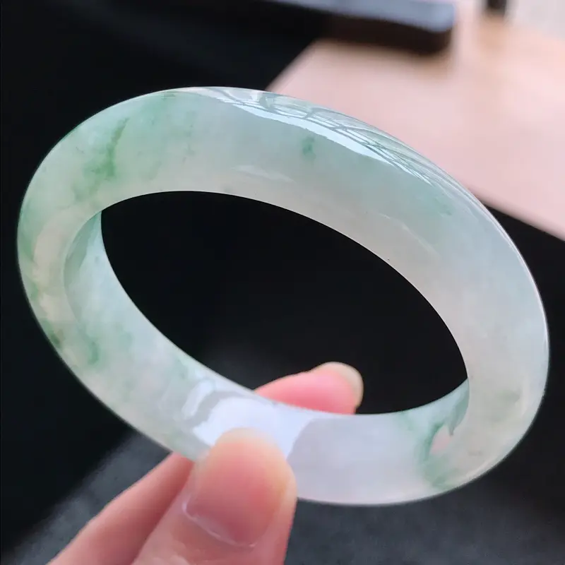 【天然翡翠A货,糯化种水润飘花正圈手镯,圈口50.5/12.8/8.0,玉质细腻水润,颜色漂亮,上手高档大方上档次】图4