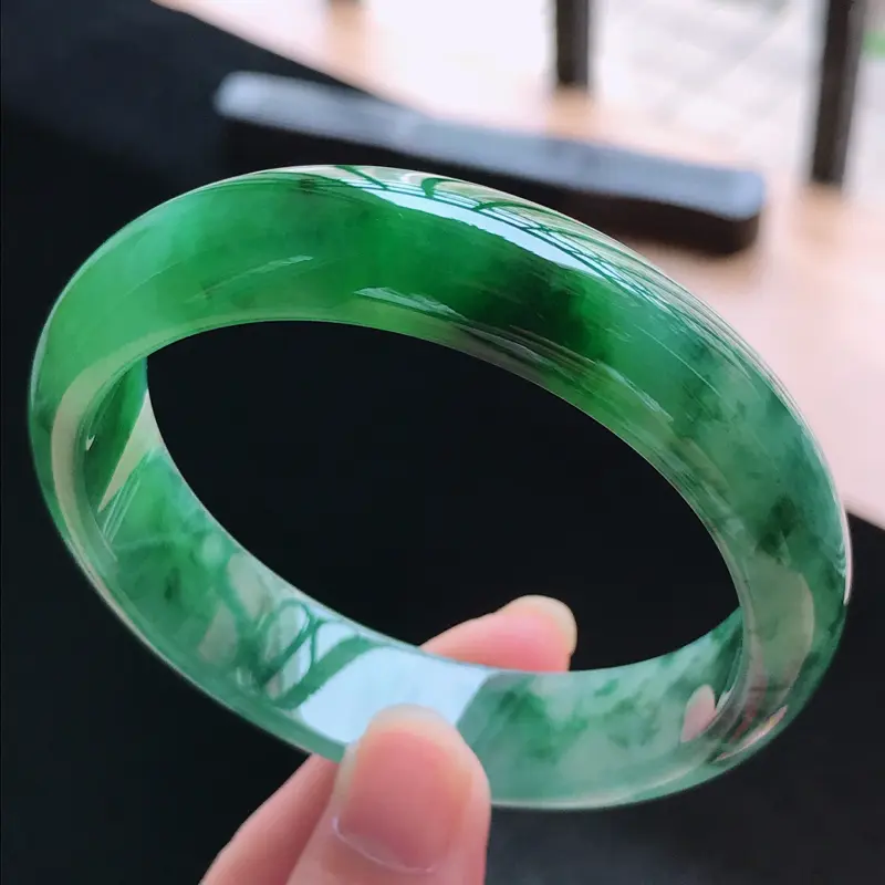 【天然翡翠A货,老坑糯种水润辣绿飘花正圈手镯,圈口58.0/14.6/7.6,玉质细腻水润,颜色漂亮,上手高档大方上档次】图4