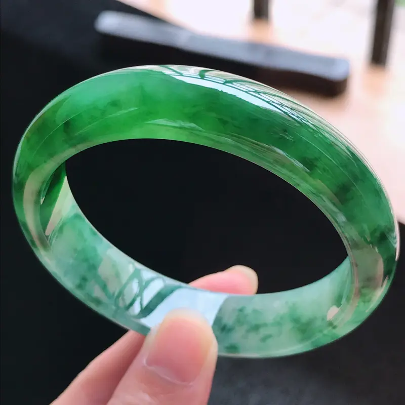【天然翡翠A货,老坑糯种水润辣绿飘花正圈手镯,圈口58.0/14.6/7.6,玉质细腻水润,颜色漂亮,上手高档大方上档次】图2