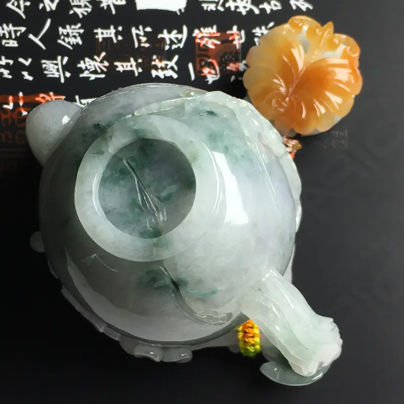 细糯种三彩茶壶摆件 尺寸78-52-40毫米 水润细腻 色彩亮丽 雕工精湛